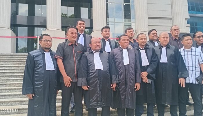 Tim Kuasa Hukum Paslon Walikota dan Wakil walikota Bekasi No urut 03 Mendengarkan Pembacaan Permohonan Pemohon Paslon No urut 01 di MK Jakarta Pusat