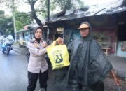 Kapolres Situbondo Patroli Ngabuburit Sembari Bagikan Bansos Ramadhan