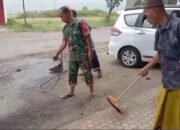 Wujud Kepedulian dan Kebersamaan, Babinsa Koramil 0823-12/Suboh dan Warga Gotong Royong Bersihkan Masjid