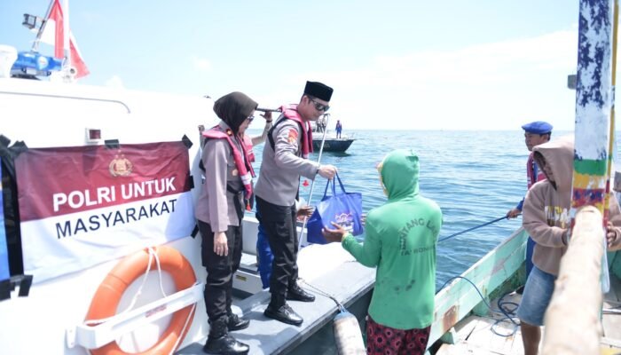 Kapolres Situbondo Patroli Perairan dan Bagikan Bantuan Sosial Ramadhan Untuk Nelayan
