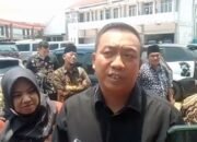 Bupati Situbondo, Mas Rio sedang diwawancarai sejumlah awak media di halaman belakang kantor Pemkab, Kamis tanggal 13 Maret 2025