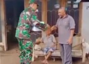 TNI Bagikan Sembako dengan Penuh Kepedulian Kepada Warga Asembagus