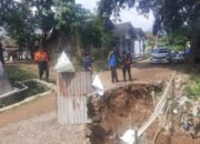 Diguyur Hujan Lebat Disertai Angin Kencang, Tanah Jalan Desa di Kecamatan Bungatan Longsor