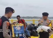 Dukung Kelancaran Arus Mudik Idul Fitri 1446 Hijriyah, Polisi Lakukan Pengamanan dan Bantu Angkat Barang Pemudik di Pelabuhan Jangkar Situbondo
