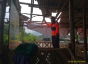 Hujan Deras dan Angin Kencang Memporak-porandakan Atap Warung Lesehan di Panarukan
