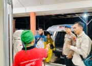 Personel Gabungan Pos Terpadu Pelabuhan Jangkar Evakuasi Penumpang Asal Bondowoso yang Meninggal di Kapal