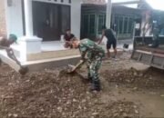 Wujud Kepedulian Babinsa Koramil 0823/13 Mlandingan Bersama Warga Perbaiki Jalan Menuju Musholla