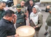 Pinwil Bulog Jatim Tinjau Gudang Bulog Klatakan Situbondo, Pastikan Stok Beras Aman