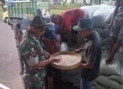 Babinsa Koramil 0823/06 Kendit Kawal Distribusi 149 Ton Beras di Gudang Bulog Klatakan