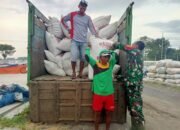 Babinsa Koramil 0823/09 Jangkar Kawal Penyerapan Gabah oleh UD. Farid di Desa Mangaran