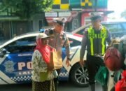 Satlantas Polres Situbondo Berbagi Kasih untuk Pejuang Jalanan