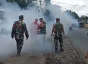 Babinsa Koramil 09 Jangkar Dampingi Penyemprotan Fogging di Desa Jangkar