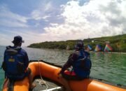 Satpolairud Polres Situbondo Patroli Perairan dan Siagakan Perahu Karet di Pantai Pasir Putih Saat Lebaran 2025