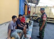 TNI Hadir untuk Rakyat, Babinsa Koramil 0823/10 Arjasa Pantau Masuknya Beras ke Gudang Bulog