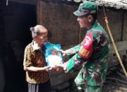 Tebar Kepedulian, Babinsa Koramil 0823/14 Jatibanteng Bagikan Sembako