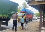 Satlantas Polres Situbondo Berbagi Makanan Gratis Untuk Sopir Angkutan Umum dan Truk 