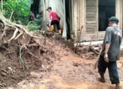 Diguyur Hujan Lebat, Tembok Rumah Warga di Sumber Malang Ambruk Tertimpa Longsor