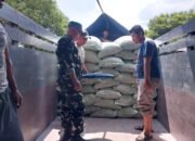 Pelda Samiono, Babinsa Kendit, Awasi Masuknya Puluhan Ton Beras di Gudang Bulog Klatakan