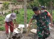 Sertu Alip dan Warga Sumberwaru Gotong Royong Perbaiki Jalan Berlubang