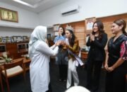 Bupati Ipuk Fiestiandani Apresiasi Anak Muda,Firsta Yufi Amarta Putri Perwakilan Dari Banyuwangi Berhasil Meraih Gelar Puteri Indonesia 2025