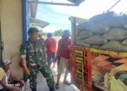 Babinsa Koramil Arjasa Monitoring Masuknya 12,3 Ton Beras di Gudang Bulog Situbondo