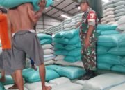 Babinsa Serda Antok Kawal Distribusi Beras di Gudang Bulog Klatakan, Kendit