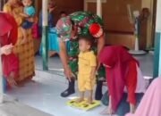 Babinsa Asembagus Dukung Kesehatan Balita Lewat Kegiatan Posyandu
