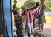Pengawasan Beras di Bulog Klatakan, Babinsa Pastikan Proses Berjalan Lancar