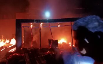 Si Jago Merah Ngamuk, Melalap 6 rumah dan Uang Tunai Rp 80 Juta Milik Warga Kecamatan Sumber Malang, Kerugian Materiil Ditaksir Nyaris Setengah Milyar   ‎
