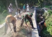 Babinsa Curah Cottok Bersama Warga Gelar Kerja Bakti Bersihkan Jalan Desa