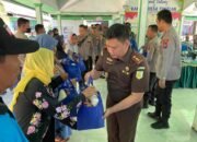 Kapolres Situbondo dan Forkopimda Bagikan Sembako Usai Panen Raya Jagung, Apresiasi Buruh Tani