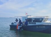 Jelang HUT Bhayangkara ke 79, Satpolairud Polres Situbondo Tebar Bansos di Tengah Laut