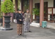 Peringati Hardiknas, ASN Sekretariat Daerah Trenggalek Kompak Kenakan Baju Adat Jawa