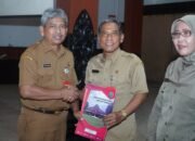 Sekda Trenggalek Serahkan SK Pensiun kepada 104 PNS: “Purna Itu Bahagia, Tapi Juga Sedih”