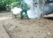 Cegah DBD, Babinsa Sumberanyar Bersama Warga Lakukan Fogging Massal”