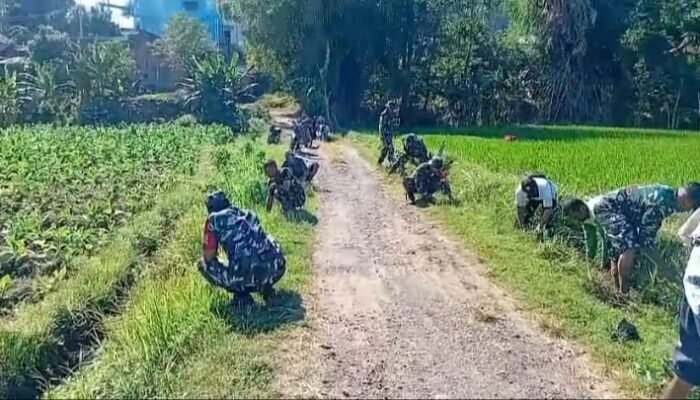 Sinergi Personil Koramil 0823/16 Sumbermalang dan Warga Bersihkan Saluran Air Demi Kelancaran Irigasi