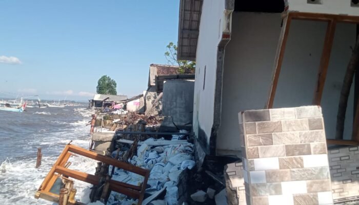 Tiga Rumah Rusak Dihantam Ombak, Babinsa dan Aparat Tanggap Darurat di Pesisir Landangan