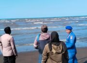 Koordinasi Instansi Terkait Evakuasi dan Penguburan, Satpolairud Polres Situbondo Cek Lokasi Paus Mati Terdampar di Pesisir Seletreng