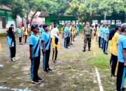 Bentuk Karakter Disiplin, Serma Makruf Latih PBB Siswa SMPN 2 Banyuglugur