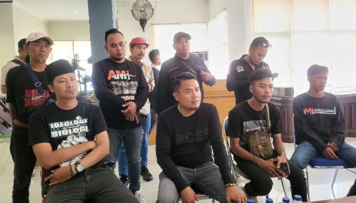 Kecewa Dengan Janji Busuk DPRD Jatim, AMI : Bakal Kubur Dengan Sampah