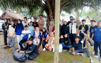 Pemerintah Desa Purwodadi Gelar Kegiatan Jumat Bersih Bersama Mahasiswa KKN di Ruang Terbuka Hijau (RTH)