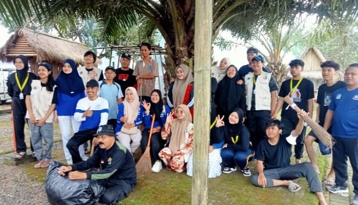Pemerintah Desa Purwodadi Gelar Kegiatan Jumat Bersih Bersama Mahasiswa KKN di Ruang Terbuka Hijau (RTH)
