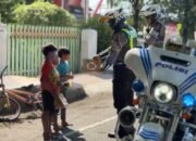 Patroli Sembari Berbagi, Satlantas Polres Situbondo Bagikan Makan Siang Gratis