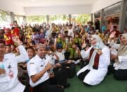 Bupati Ipuk Bersama Ratusan Anak Dari Berbagai PAUD  Dalam Kampanye Makan Daging, Telur, Dan Minum Susu, Berkumpul di Balai Penyuluhan Pertanian (BPP) Kecamatan Rogojampi Banyuwangi 