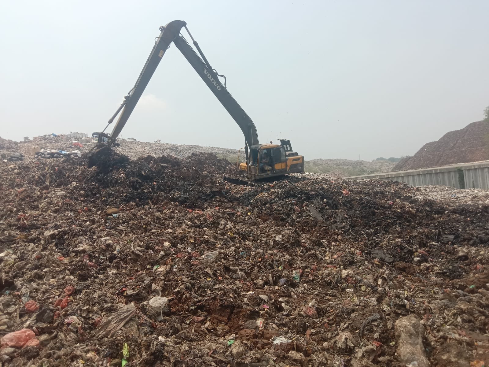 Longsor nya Tempat Pembuangan sampah sumur batu (TPA)