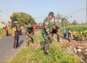 Wujudkan Lingkungan Bersih, Koramil Mangaran dan Warga Kompak Bersihkan Sungai Irigasi