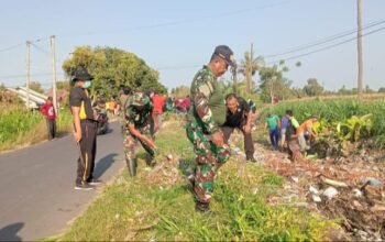 Wujudkan Lingkungan Bersih, Koramil Mangaran dan Warga Kompak Bersihkan Sungai Irigasi
