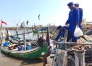Pererat Hubungan dengan Masyarakat, Satpolairud Polres Situbondo Bagikan Nasi Bungkus untuk Nelayan