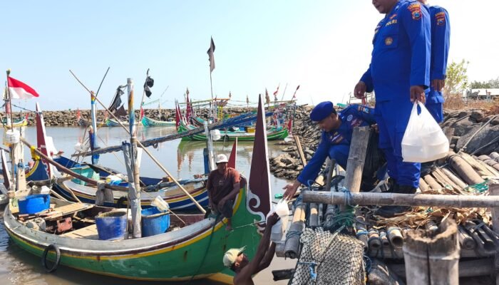 Pererat Hubungan dengan Masyarakat, Satpolairud Polres Situbondo Bagikan Nasi Bungkus untuk Nelayan