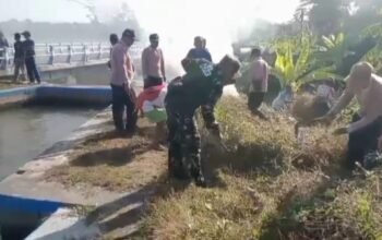 Personel Koramil 0823-05/Panarukan dan Warga Gotong Royong Bersihkan Sungai di Dusun Langai